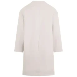 Abrigo en tonos blanco crema, confort elegante y versátil