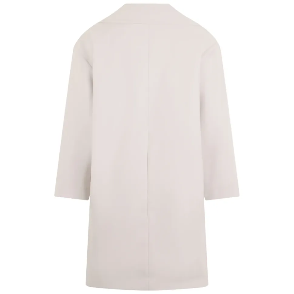 Abrigo en tonos blanco crema, confort elegante y versátil