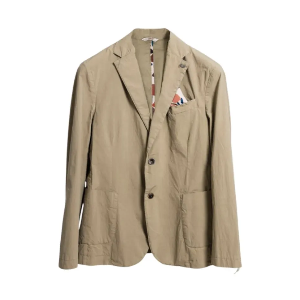 Americana beige con bolsillos delanteros
