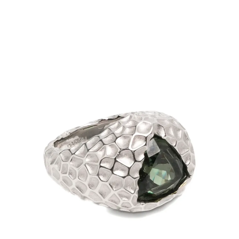 Anillo con efecto martillado y corte trillón