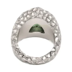 Anillo con efecto martillado y corte trillón