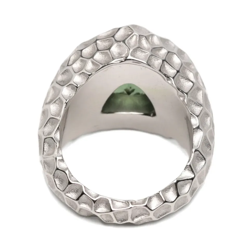 Anillo con efecto martillado y corte trillón
