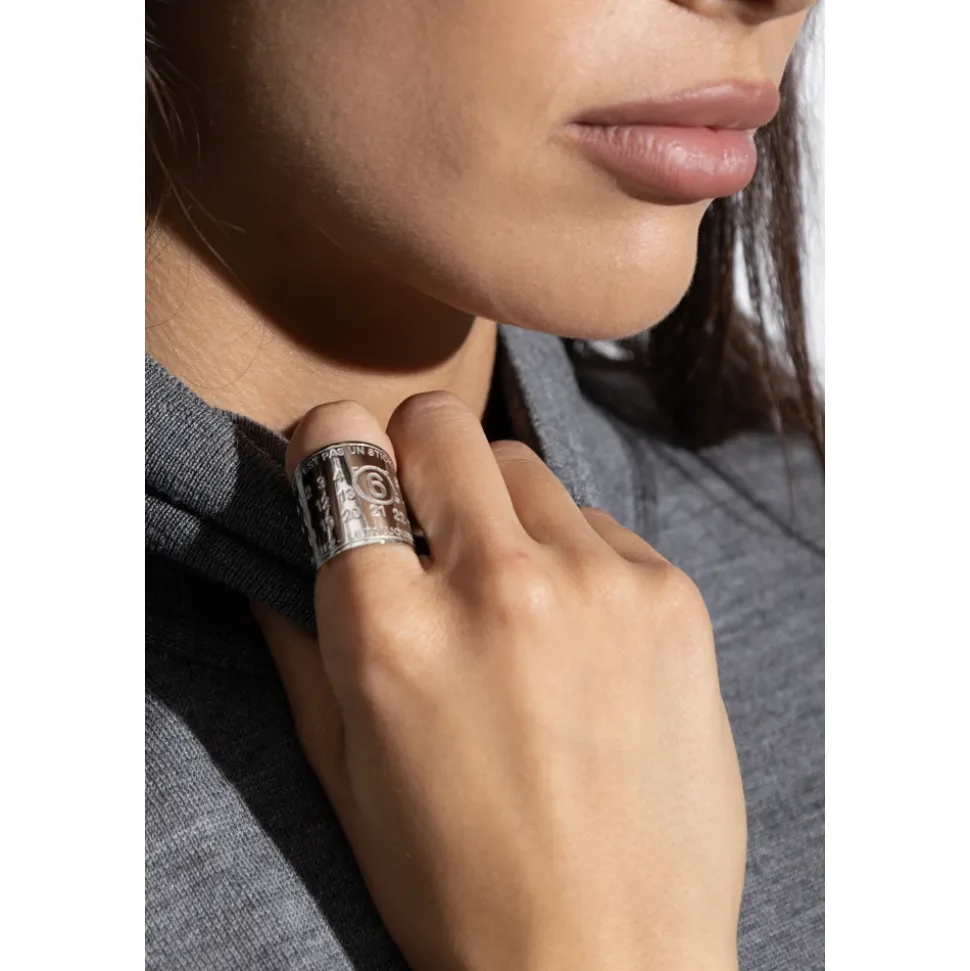 Anillo con Logo Grabado