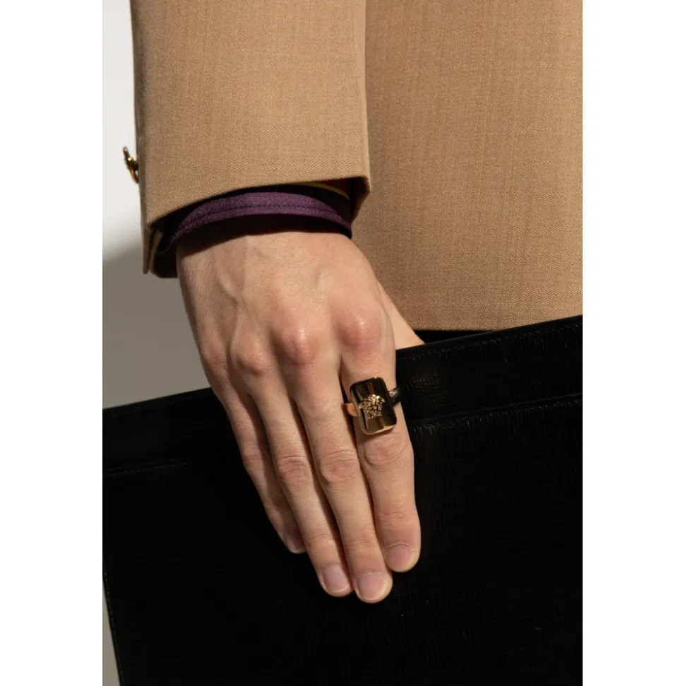 Anillo de sello con cabeza de Medusa