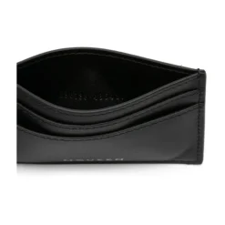 Bolso negro con estampado de logo y ranuras para tarjetas