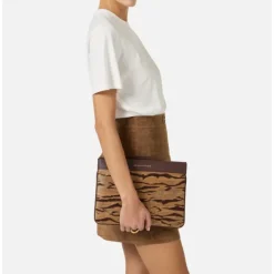 Bolso tipo neceser con estampado de tigre