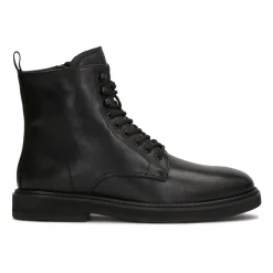 Botas clásicas de hombre en estilo militar