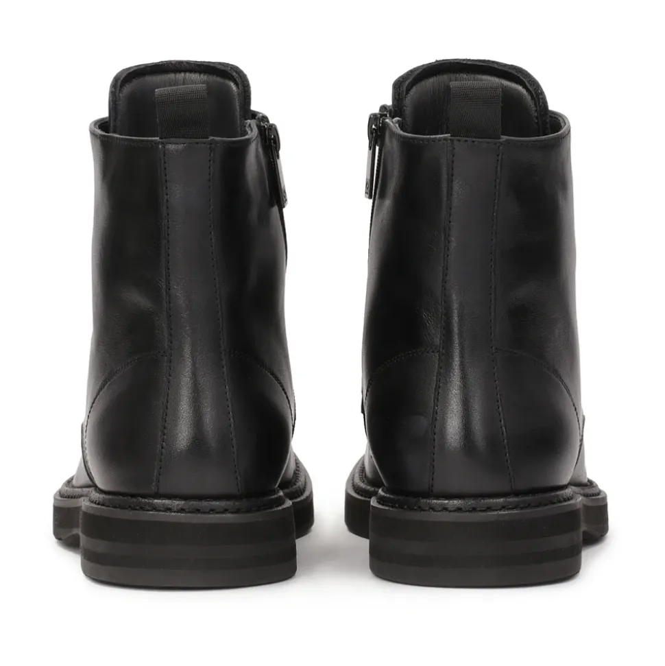 Botas clásicas de hombre en estilo militar