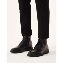 Botas clásicas para hombre en un estilo elegante