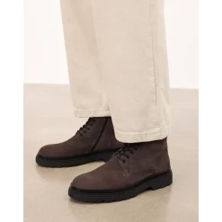 Botas de ante de color topo para hombre
