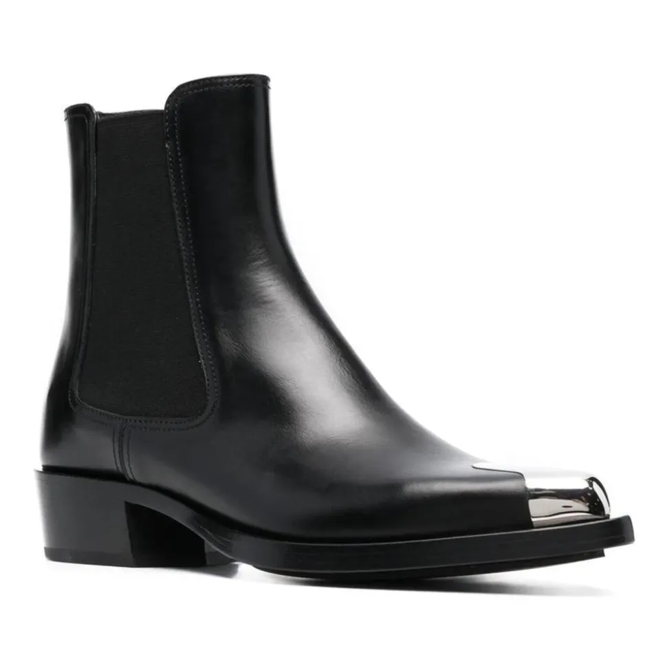 Botas de cuero con detalles dorados