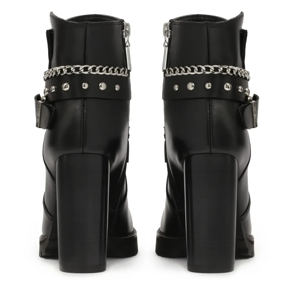Botas de cuero decoradas con detalles plateados