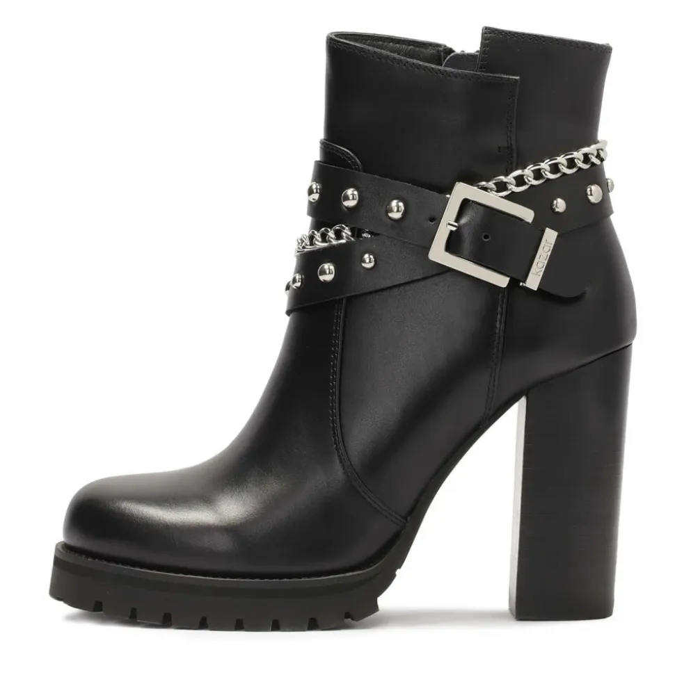 Botas de cuero decoradas con detalles plateados