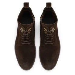 Botas marrones de ante con ojales metálicos