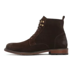 Botas marrones de ante con ojales metálicos