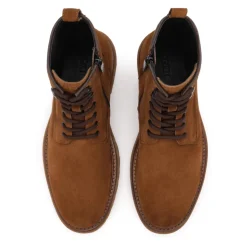 Botas marrones de hombre hechas de ante natural