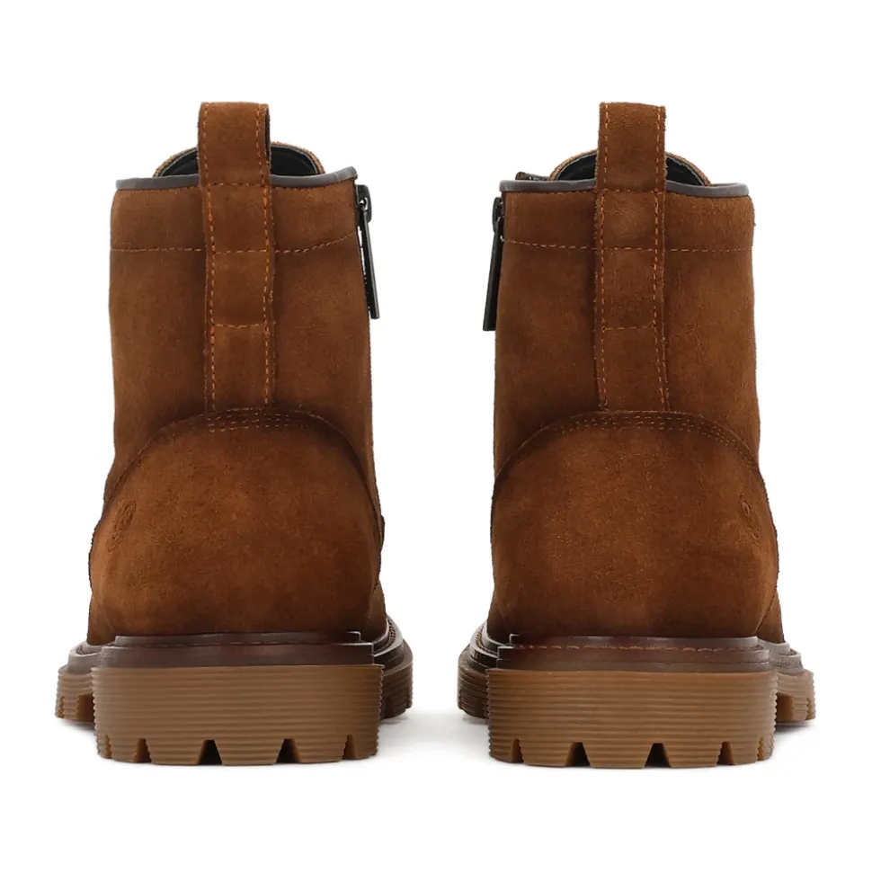 Botas marrones de hombre hechas de ante natural