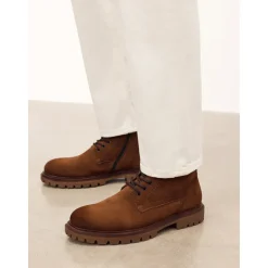 Botas marrones de hombre hechas de ante natural
