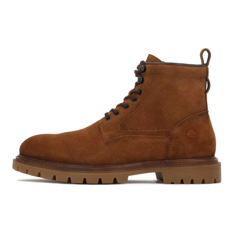 Botas marrones de hombre hechas de ante natural