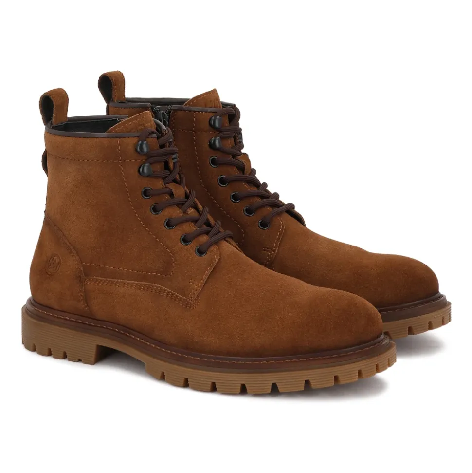 Botas marrones de hombre hechas de ante natural