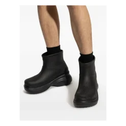 Botas negras con plataforma y logo en relieve