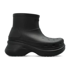 Botas negras con plataforma y logo en relieve