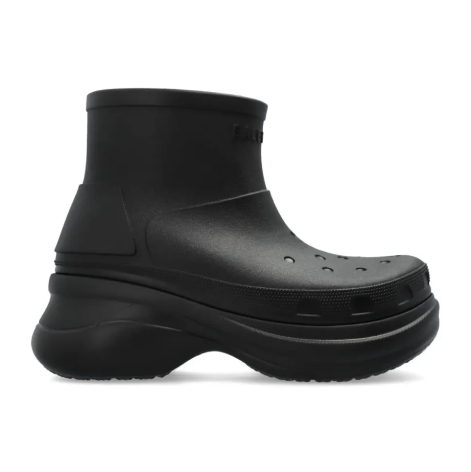 Botas negras con plataforma y logo en relieve