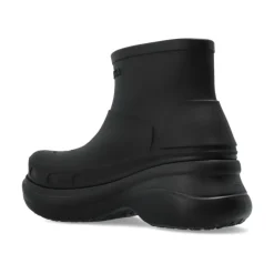 Botas negras con plataforma y logo en relieve