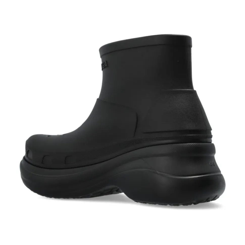 Botas negras con plataforma y logo en relieve