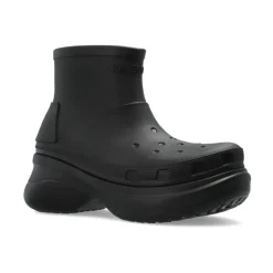 Botas negras con plataforma y logo en relieve