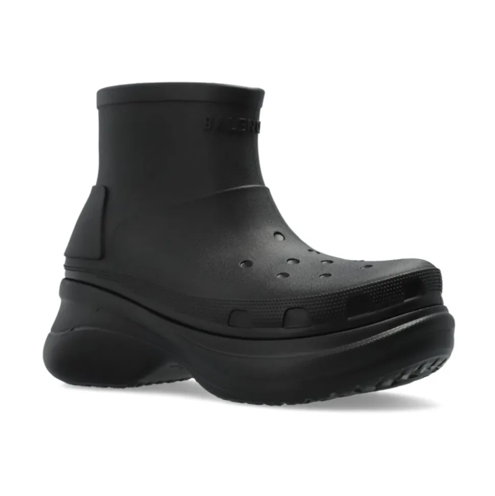 Botas negras con plataforma y logo en relieve