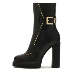Botas negras con remaches redondos dorados.Este producto tallaje pequeño.