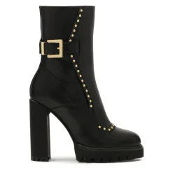 Botas negras con remaches redondos dorados.Este producto tallaje pequeño.