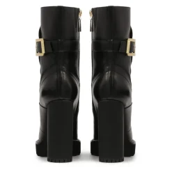 Botas negras con remaches redondos dorados.Este producto tallaje pequeño.