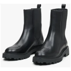 Botines negros de cuero con perforaciones decorativas