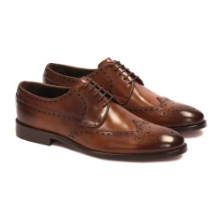 Brogues clásicos marrones con una decoración de rosetón