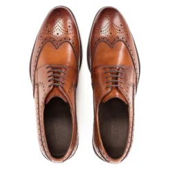 Brogues clásicos marrones con una decoración de rosetón