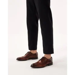 Brogues clásicos marrones con una decoración de rosetón