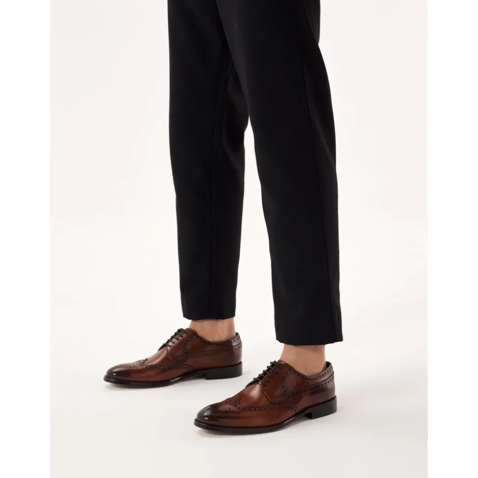 Brogues clásicos marrones con una decoración de rosetón