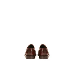 Brogues clásicos marrones con una decoración de rosetón