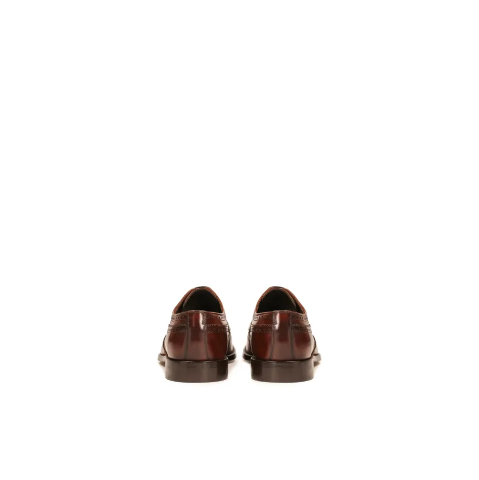 Brogues clásicos marrones con una decoración de rosetón