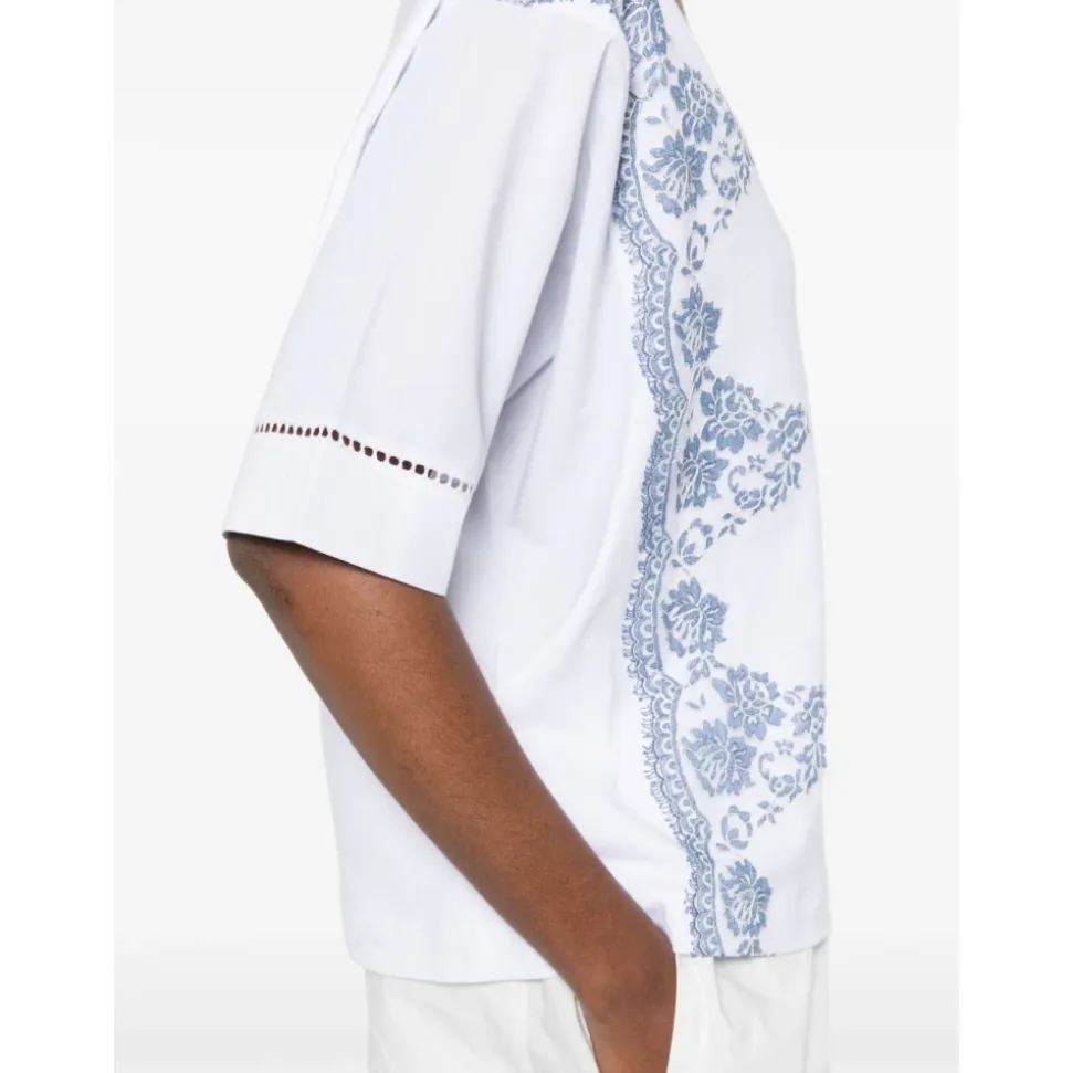 Camiseta con cuello en V y calados