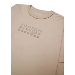 Camiseta con estampado numérico y mangas superpuestas