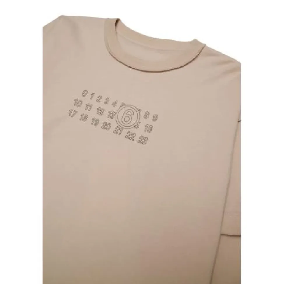 Camiseta con estampado numérico y mangas superpuestas