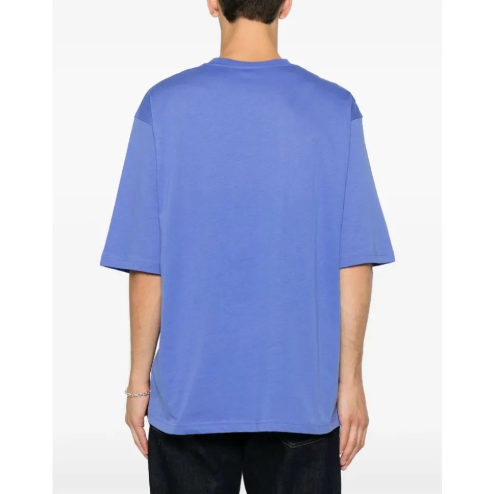 Camiseta con logo bordado cuello redondo