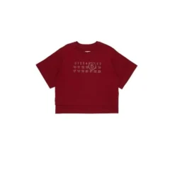 Camiseta con logo, pedrería y bajo asimétrico