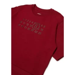 Camiseta con logo, pedrería y bajo asimétrico