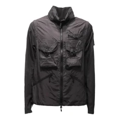 Chaqueta negra con mangas desmontables y bolsillos