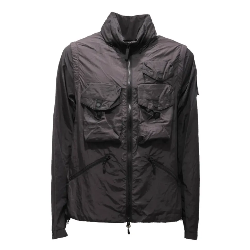 Chaqueta negra con mangas desmontables y bolsillos
