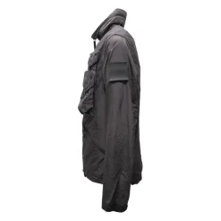 Chaqueta negra con mangas desmontables y bolsillos